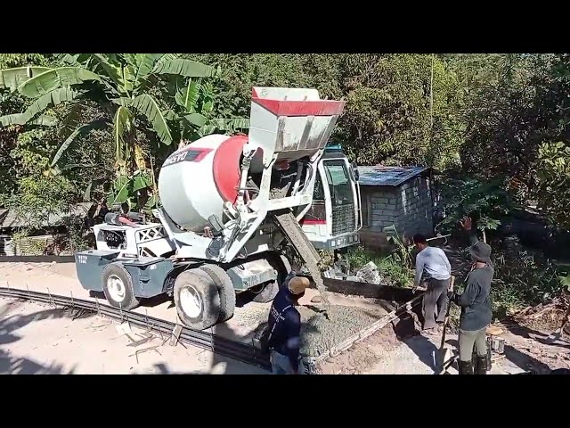 Daswell 3.5cubic self loading mixer works for road construction