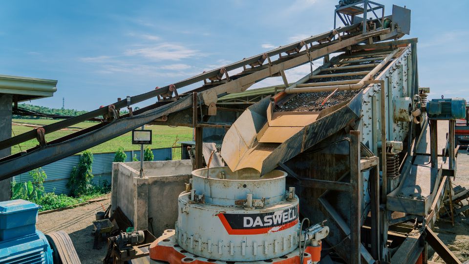 Mobile crushing station for processing small batches of stone Mobile Crushing Station for Processing Small Batches of Stone